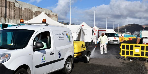 Operario del ayto. de Mogán desifectando el campamento de Arguineguín | Foto: AYUNTAMIENTO DE MOGÁN