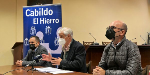 Alpidio Armas (centro) este enero | CABILDO DE EL HIERRO