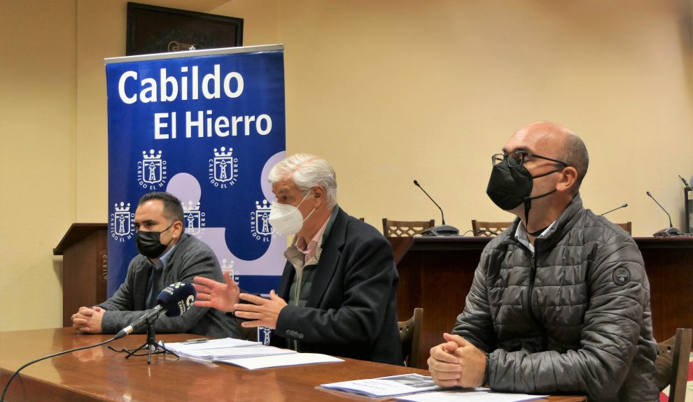 Alpidio Armas (centro) este enero | CABILDO DE EL HIERRO