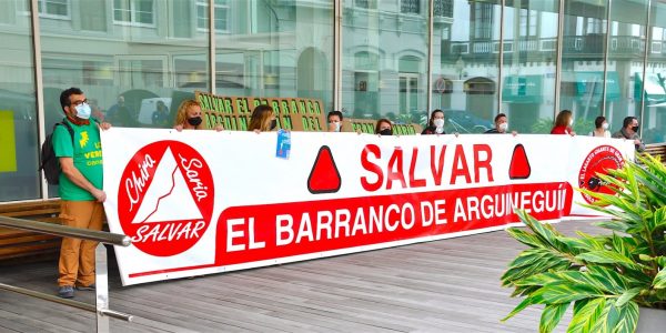 Concentración ante el acceso al Cabildo de Gran Canaria | PLATAFORMA SALVAR CHIRA-SORIA