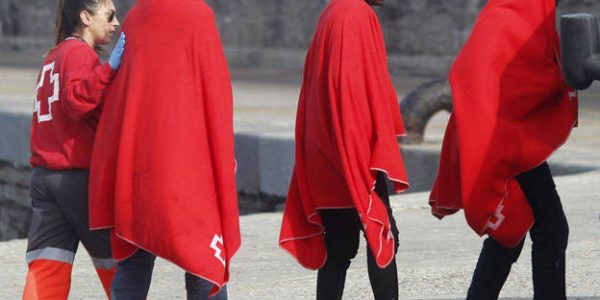 Voluntaria de Cruz Roja atiende a migrantes recién desembarcados | TVE