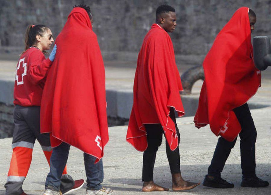 Voluntaria de Cruz Roja atiende a migrantes recién desembarcados | TVE Voluntaria de Cruz Roja atiende a migrantes recién desembarcados | TVE