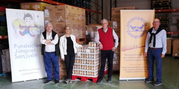 Mapi Arencibia (izq.) en la donación de comida de diciembre de 2019 | BANCO DE ALIMENTOS DE LAS PALMAS