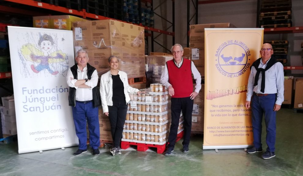 Mapi Arencibia (izq.) en la donación de comida de diciembre de 2019 | BANCO DE ALIMENTOS DE LAS PALMAS