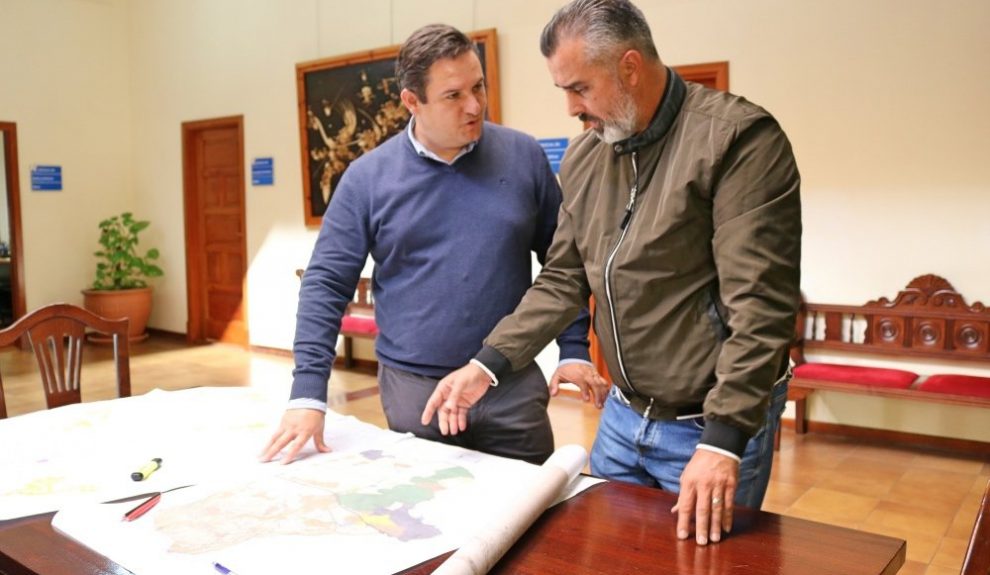 Luis García (dcha.) y José Julián Mena en una imagen de archivo | AYUNTAMIENTO DE ARONA
