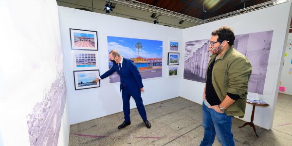 Augusto Hidalgo interesándose por una de las obras expuestas | PROMOCIÓN LAS PALMAS DE GRAN CANARIA