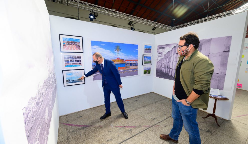 Augusto Hidalgo interesándose por una de las obras expuestas | PROMOCIÓN LAS PALMAS DE GRAN CANARIA