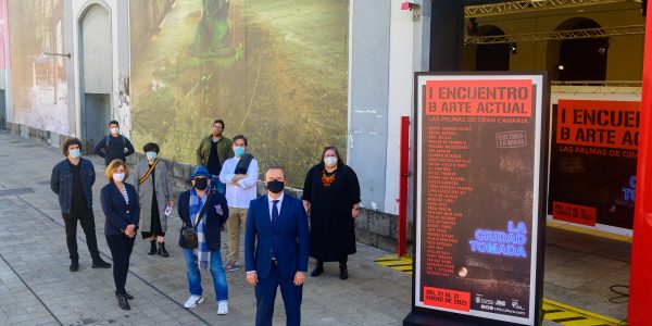 Algunos artistas del encuentro, concejala de Cultura, director del proyecto y alcalde en primer término | PROMOCIÓN LAS PALMAS DE GRAN CANARIA