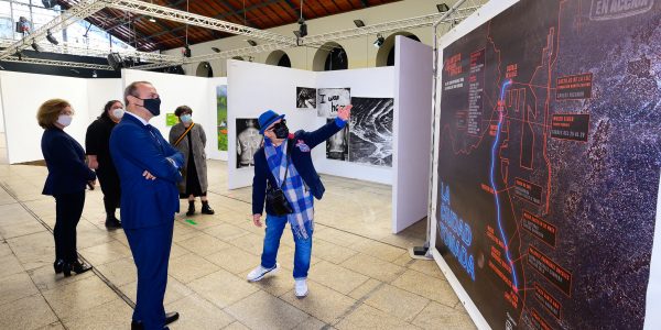 Omar-Pascual Castillo enseñando una de las exposiciones a Augusto Hidalgo | PROMOCIÓN LAS PALMAS DE GRAN CANARIA