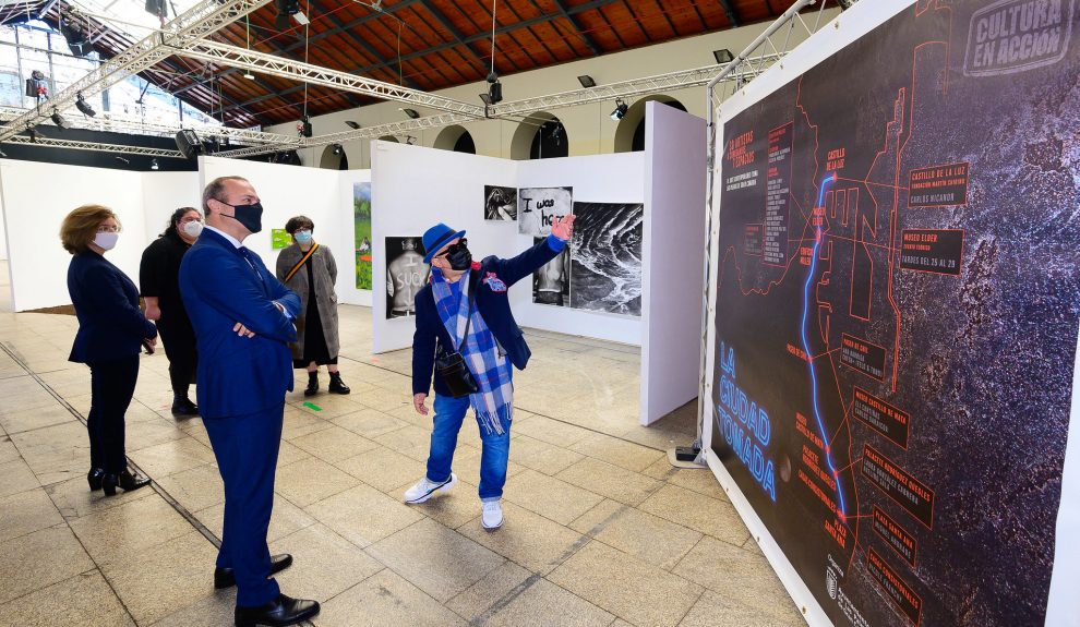 Omar-Pascual Castillo enseñando una de las exposiciones a Augusto Hidalgo | PROMOCIÓN LAS PALMAS DE GRAN CANARIA