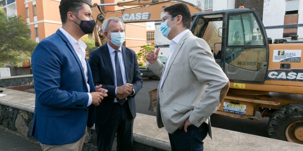Alcalde, consejero de Obras Públicas del Gobierno de Canarias y presidente del Cabildo de Tenerife ante las viviendas de Las Chumberas el pasado septiembre | GOBIERNO DE CANARIAS