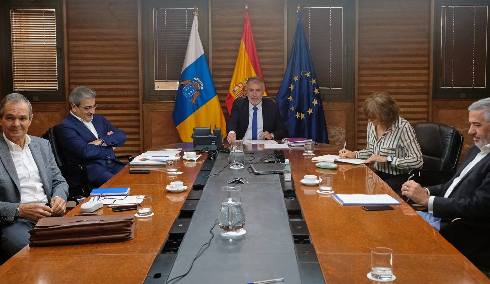 Beatriz González López-Valcárcel (dcha. atrás) reunida en el Comité de Emergencia Sanitaria en marzo de 2020 | GOBIERNO DE CANARIAS