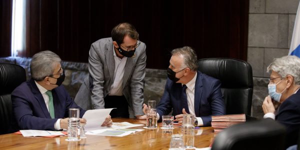 Antonio Olivera, entre Román Rodríguez (izq.) y Ángel Víctor Torres (dcha.) | PRESIDENCIA DEL GOBIERNO DE CANARIAS