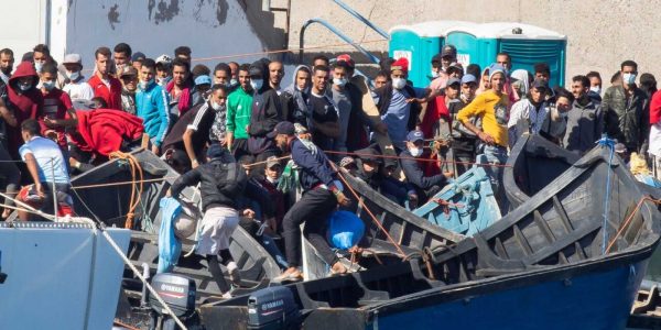 Migrantes en el muelle de Arguineguín el pasado noviembre | TVE