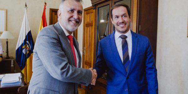 Mariano H. Zapata (dcha.) saluda a Ángel Víctor Torres en 2019 | GOBIERNO DE CANARIAS