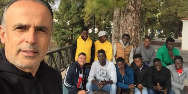 El párroco Félix Álvarez junto a integrantes del proyecto Nolaba | FUNDACIÓN CANARIA EL BUEN SAMARITANO