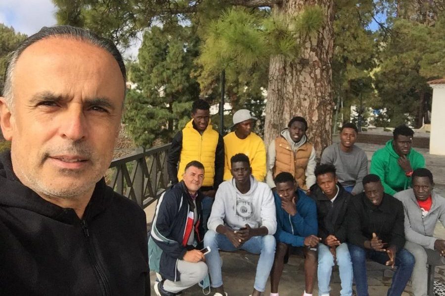 El párroco Félix Álvarez junto a integrantes del proyecto Nolaba | FUNDACIÓN CANARIA EL BUEN SAMARITANO El párroco Félix Álvarez junto a integrantes del proyecto Nolaba | FUNDACIÓN CANARIA EL BUEN SAMARITANO