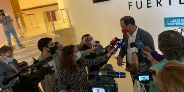 Blas Acosta presentando su dimisión ayer | CABILDO DE FUERTEVENTURA