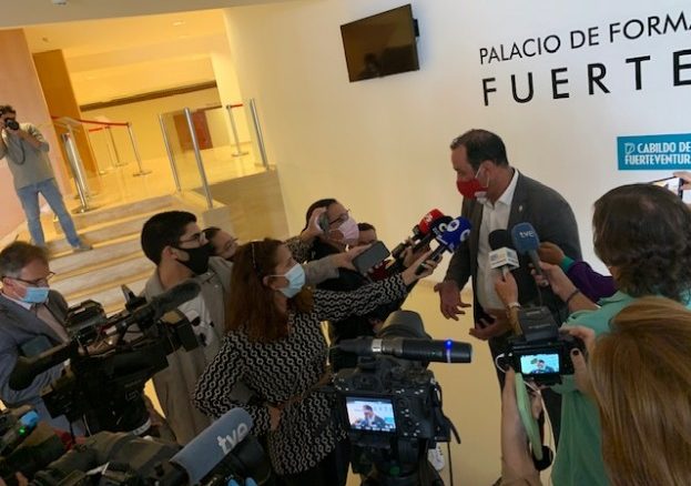 Blas Acosta presentando su dimisión ayer | CABILDO DE FUERTEVENTURA