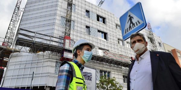 Javier Doreste (dcha.) visitando la reposición de viviendas en Tamaraceite | AYUNTAMIENTO DE LAS PALMAS DE GRAN CANARIA