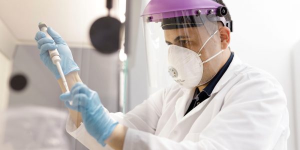 Jacob Lorenzo en el laboratorio | INSTITUTO UNIVERSITARIO DE ENFERMEDADES TROPICALES Y SALUD PÚBLICA DE CANARIAS