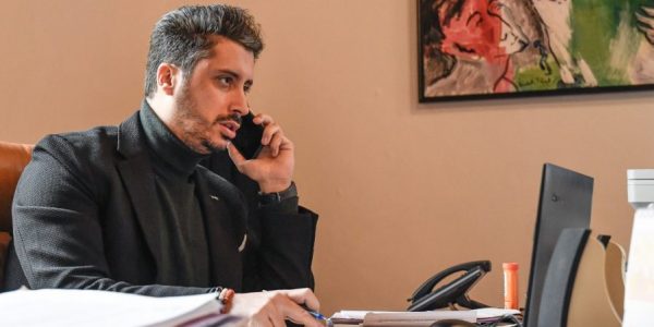 Luis Yeray Gutiérrez llamando a residentes de Las Raíces en su despacho | AYUNTAMIENTO DE LA LAGUNA