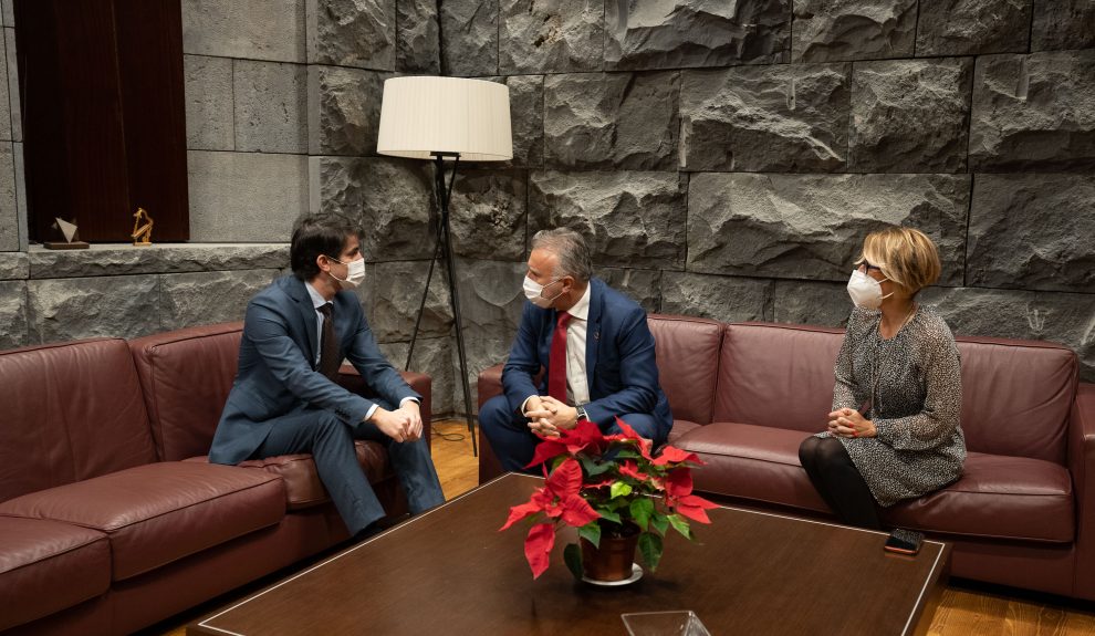 Pablo Hernández (izq.) reunido con Ángel Víctor Torres y Elena Máñez el pasado enero | PRESIDENCIA DEL GOBIERNO DE CANARIAS