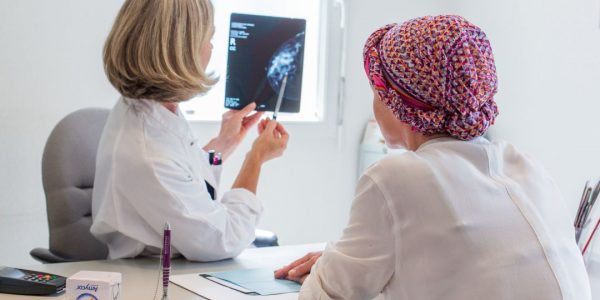 Médica oncóloga en consulta con una paciente | PIXABAY