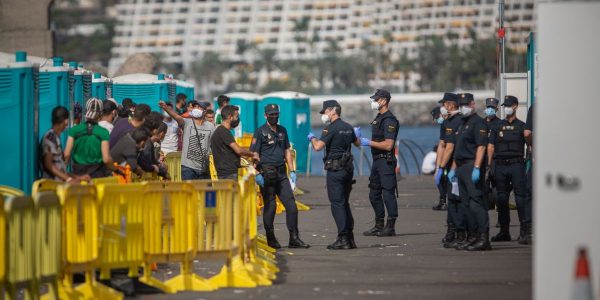 Agentes de Policía y migrantes en el muelle de Arguineguín el pasado octubre | TVE