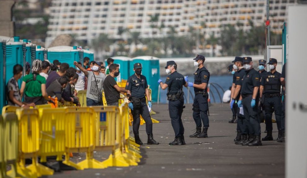 Agentes de Policía y migrantes en el muelle de Arguineguín el pasado octubre | TVE