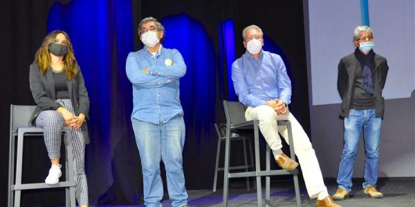 José Luis Porta (sentado) el pasado enero en un acto de la plataforma | SALVAR CHIRA-SORIA