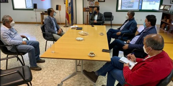 Álvaro de la Bárcena, viceconsejero de Sector Primario del Gobierno de Canarias, visita a los productores afectados el pasado viernes 5 | AYUNTAMIENTO DE LA ALDEA DE SAN NICOLÁS