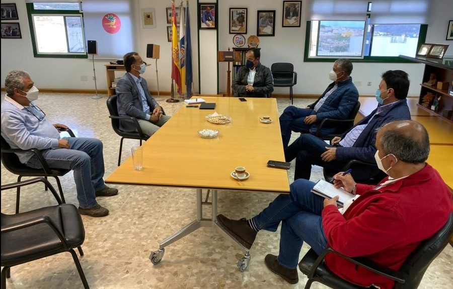 Álvaro de la Bárcena, viceconsejero de Sector Primario del Gobierno de Canarias, visita a los productores afectados el pasado viernes 5 | AYUNTAMIENTO DE LA ALDEA DE SAN NICOLÁS