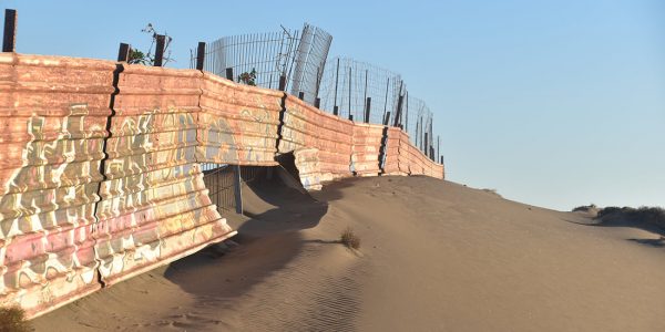 La arena invadiendo el paseo de la playa | SALVAR LA TEJITA