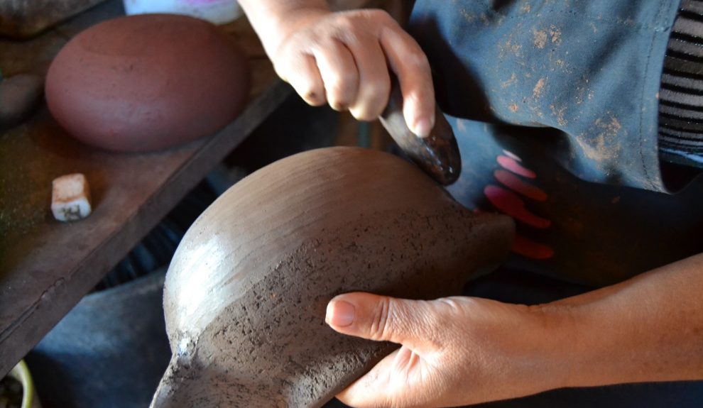 Alfarera trabajando | CABILDO DE LA GOMERA