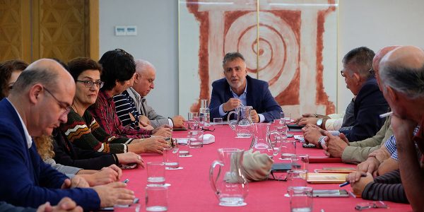 Pedro Crespo (izq.) reunido con Ángel Víctor Torres en 2019 | GOBIERNO DE CANARIAS