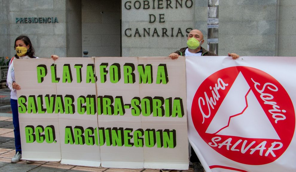 Pedro Pablo Medina (dcha.) delante del Gobierno de Canarias el pasado jueves | SALVAR CHIRA-SORIA