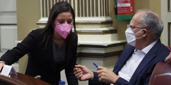 Casimiro Curbelo habla en el Parlamento de Canarias con la consejera de Turismo, Yaiza Castilla | AGRUPACIÓN SOCIALISTA GOMERA