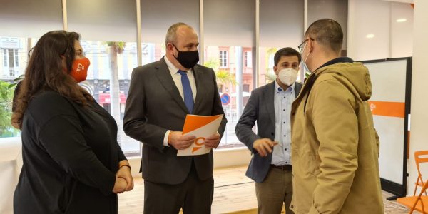 Enrique Arriaga (centro) con Isabel Bello y Ruymán Santana en rueda de prensa el pasado miércoles | CIUDADANOS CANARIAS