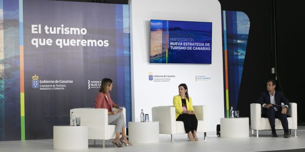 José Juan Lorenzo (dcha.) junto a la consejera Yaiza Castilla en la presentación de 'Canarias Destino' el pasado 3 de marzo | CONSEJERÍA DE TURISMO DEL GOBIERNO DE CANARIAS