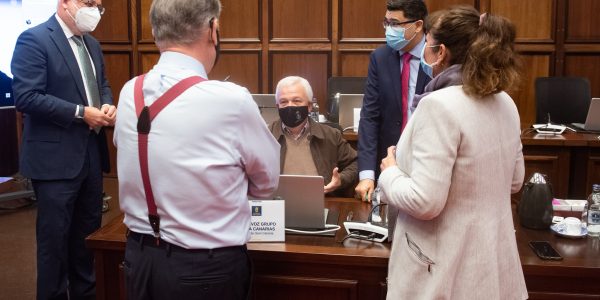 Miguel Ángel Pérez del Pino (dcha.) hablando con Antonio Morales en un pleno el pasado diciembre | CABILDO DE GRAN CANARIA