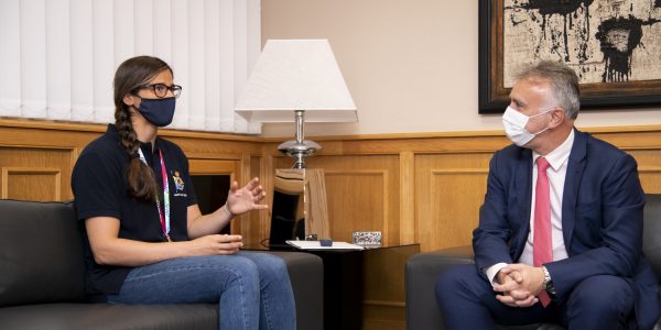 Patricia Cantero, con su medalla, recibida por Ángel Víctor Torres ayer | PRESIDENCIA DEL GOBIERNO DE CANARIAS