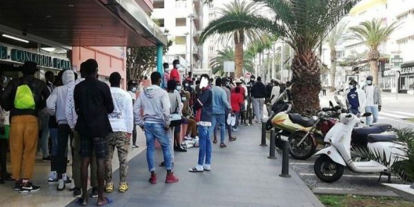 Migrantes delante del hotel Concordia Playa esta semana | ASAMBLEA DE APOYO A MIGRANTES DE TENERIFE