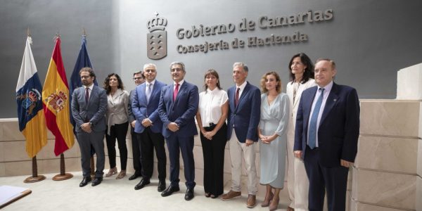 Raquel Peligero (dcha.) en la toma de posesión de altos cargos en septiembre de 2019 | CONSEJERÍA DE HACIENDA DEL GOBIERNO DE CANARIAS