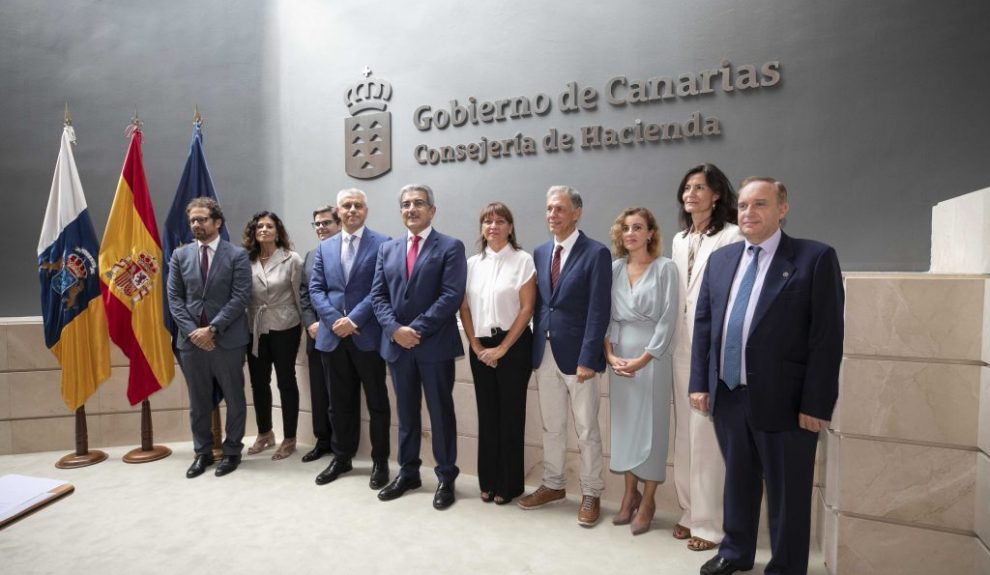 Raquel Peligero (dcha.) en la toma de posesión de altos cargos en septiembre de 2019 | CONSEJERÍA DE HACIENDA DEL GOBIERNO DE CANARIAS