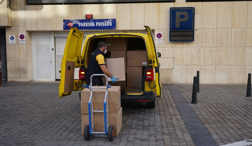 Transportista cargando cajas en furgoneta | Foto: Gobierno de Canarias