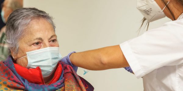 Vacunación de la segunda dosis a residente de centro sociosanitario en Gran Canaria | CONSEJERÍA DE SANIDAD DEL GOBIERNO DE CANARIAS
