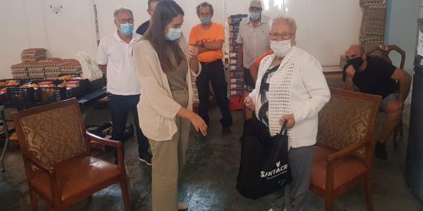África Fuentes (dcha.) recibe donación de la concejal de asuntos sociales de Santa Cruz de Tenerife el pasado octubre | AAVV GARCÍA ESCÁMEZ