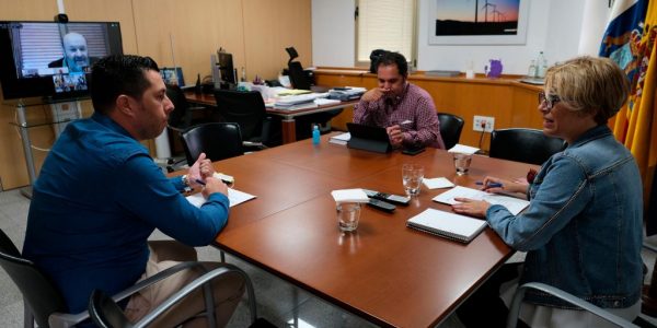 Alejandro Ramos (izq.) reunido con Gustavo Santana y Elena Máñez el pasado junio | CONSEJERÍA DE ECONOMÍA DEL GOBIERNO DE CANARIAS