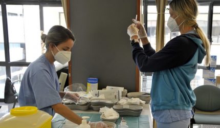 Enfermeras preparando dosis de vacunas | Foto; Gobierno de Canarias